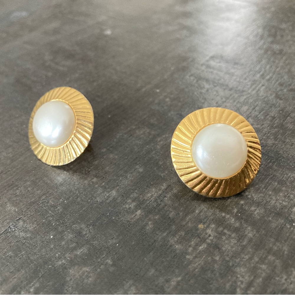 Vintage faux pearl gold tone round clip on earrings